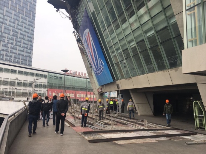 一场严重的车祸，让见习差人闵秀儿（金荷娜 饰）身负重伤，双目掉明。她不但是以掉往做差人的机遇，也与最亲的弟弟阴阳两隔。许是视觉器官的掉灵刺激了其他器官的活跃，加上周密的思惟和判定力，秀儿可以或许发觉多很多正凡人轻忽的细节。在一次暴雨夜归程中，她自以为打上一辆榜样出租车。谁知司机欲行不轨，两相推搡之时更产生车祸撞到一个路人。秀儿终究逃走，并向警方报案，终究只有其貌不扬的赵警官相信她的判定力，因而和她一同查询拜访闯祸者。另外一方面，时尚青年基夔（俞承浩 饰）宣称曾目击车祸进程，可是他的陈说与秀儿多有分歧，天然不被赵警官采信。但是，秀儿和基夔早已成为凶手意图灭口的对象，他们的生命危在朝夕……